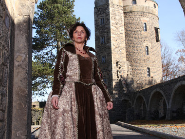Gräfin Cosel begrüßt ihre Gäste im Torbogen der Burg Stolpen