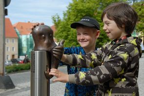 Kinder mit Basaltus dem Burggeist während einer Führung im Stadtkern Kinder mit Basaltus dem Burggeist während einer Führung im Stadtkern