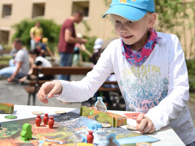 Mädchen an einem Spieltisch im Rosengarten