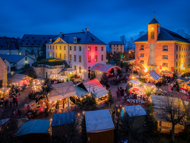 Blick über den Paradeplatz mit weihnachtlichen Marktständen