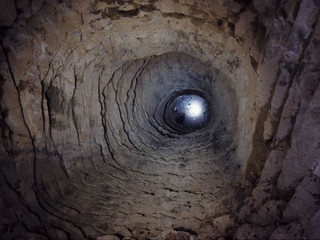 Čedičová studna zevnitř